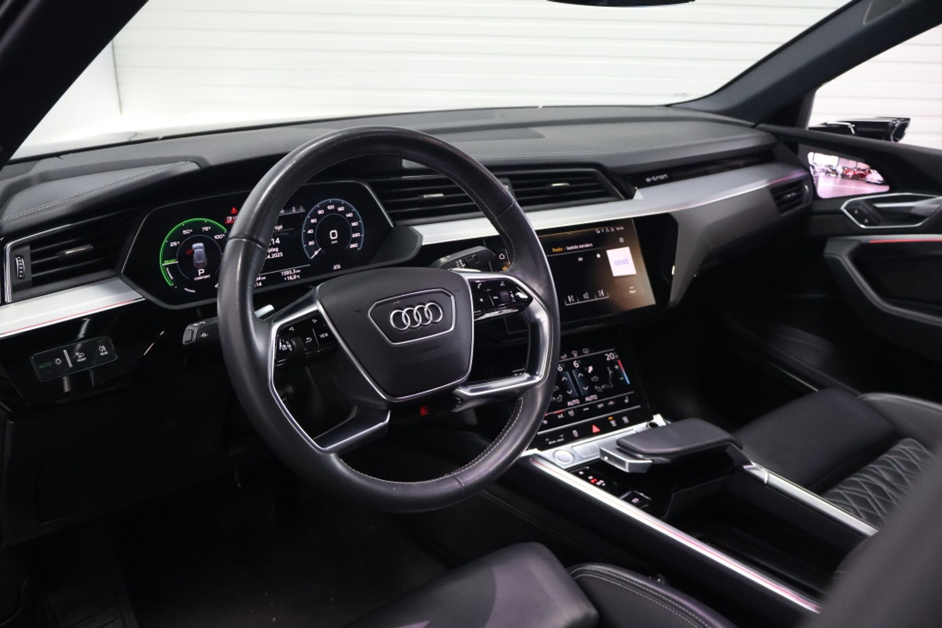 44481861-6.jpg