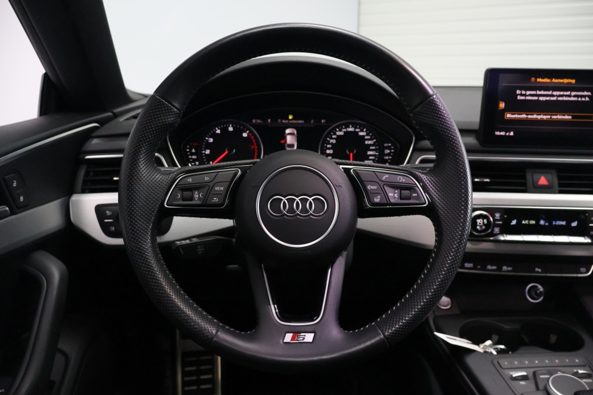 47371617-9.jpg