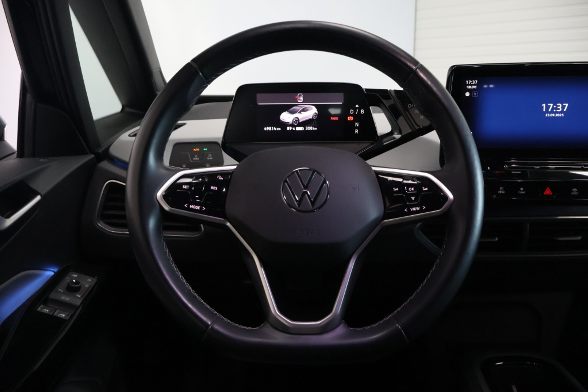 47837346-8.jpg
