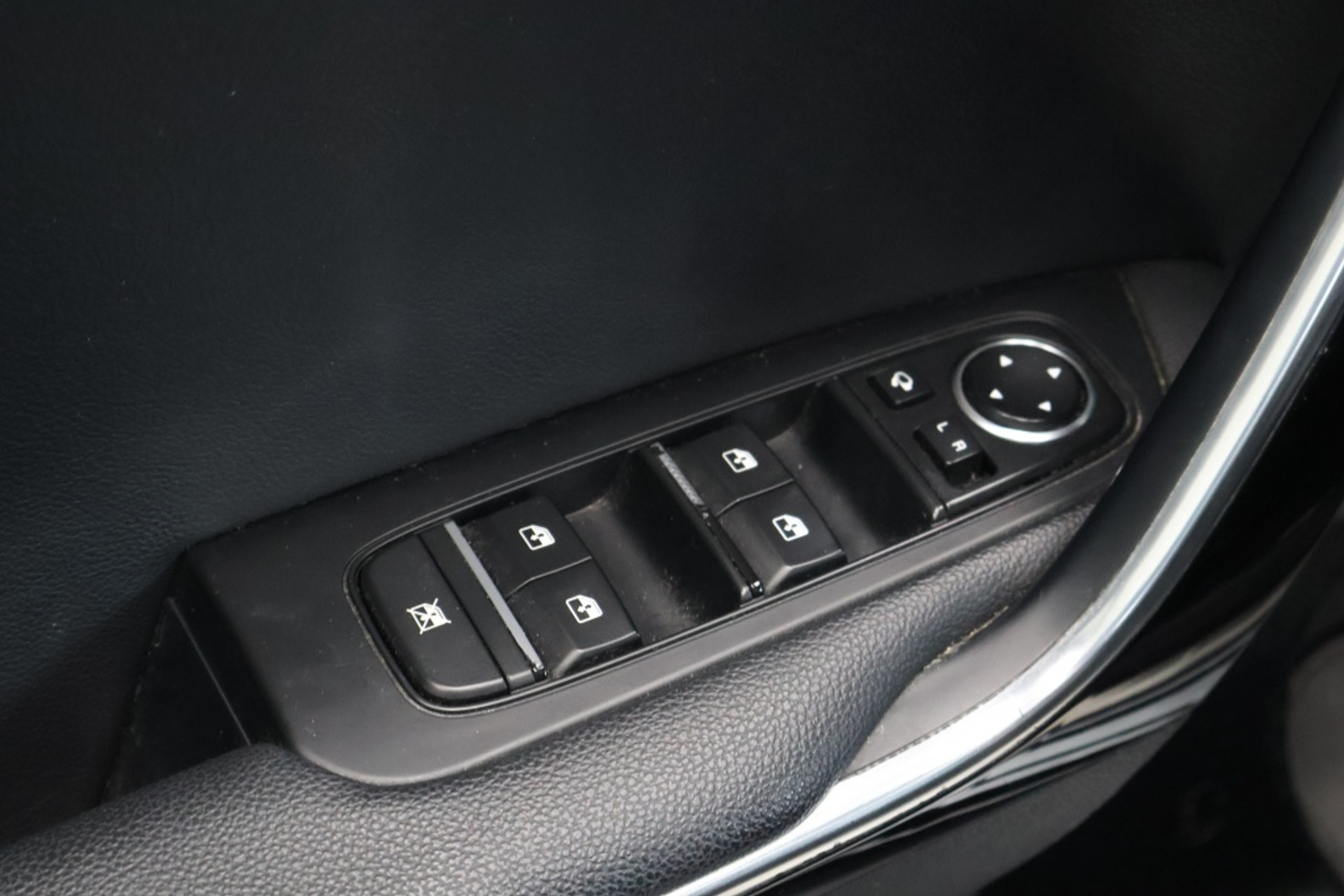 47893207-7.jpg