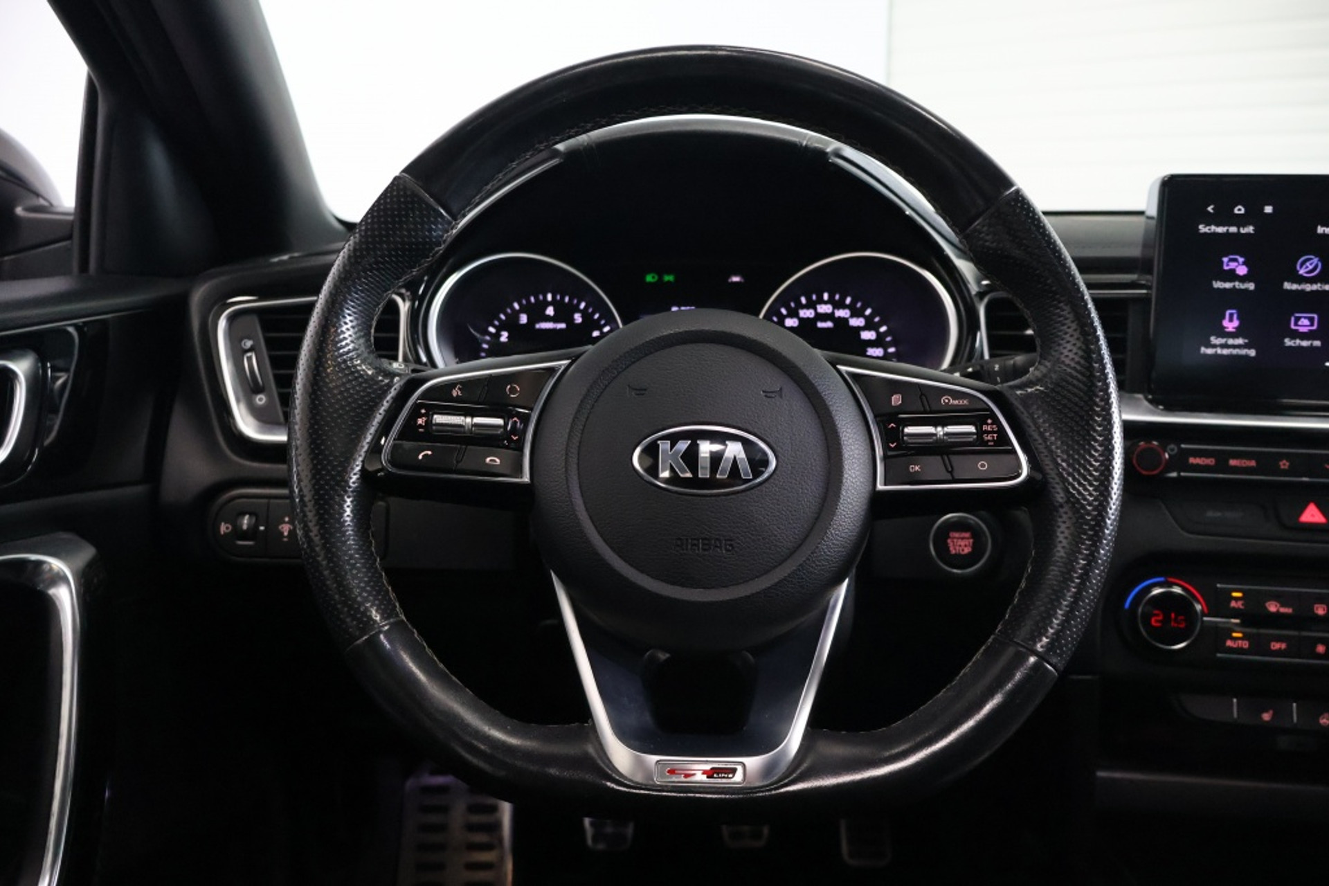 47893207-9.jpg
