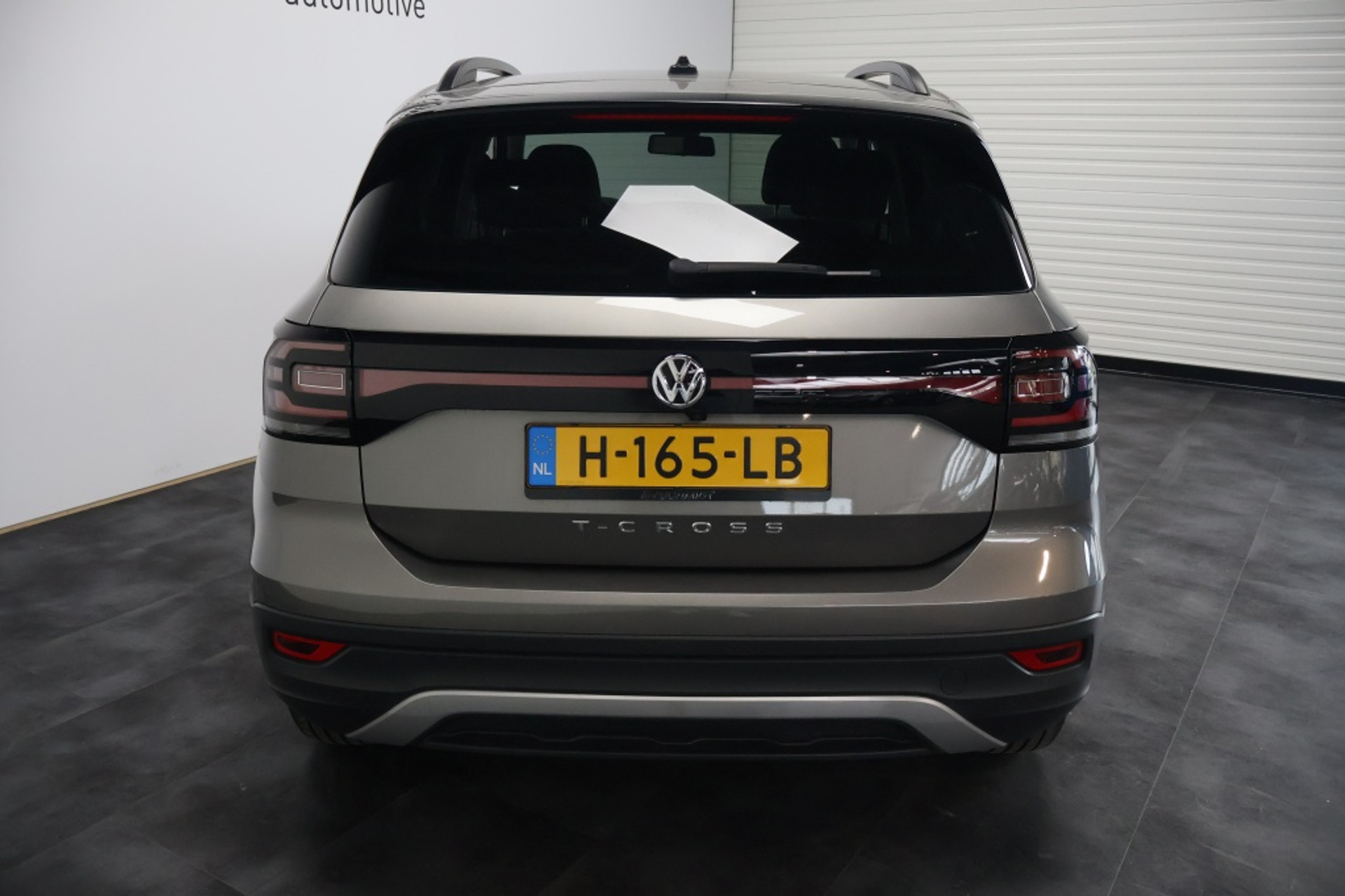 48483303-4.jpg